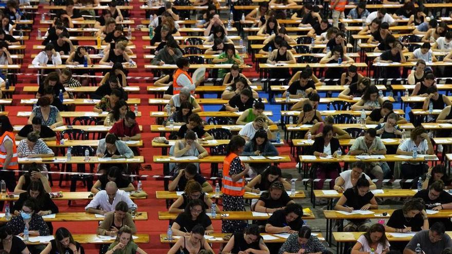 Un total de 9.033 opositores compiten el domingo por 170 plazas fijas de celador en el SES