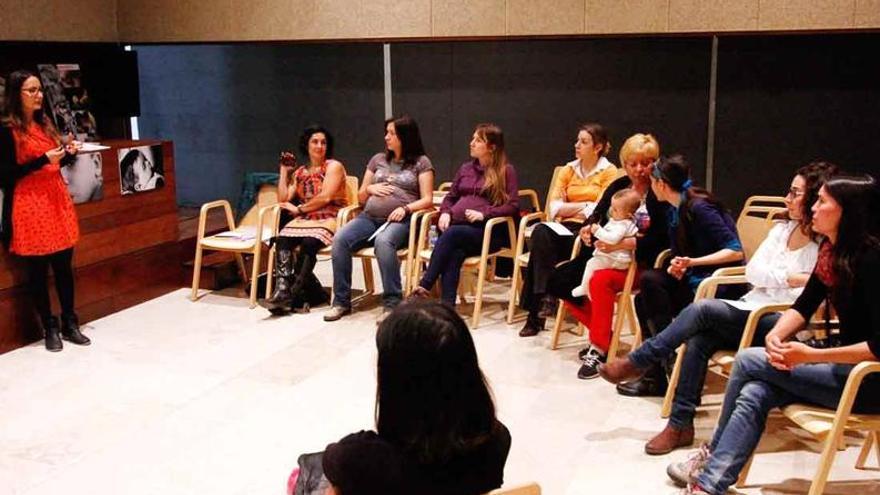 La matrona Arantxa de la Torre, de pie, durante la charla. |