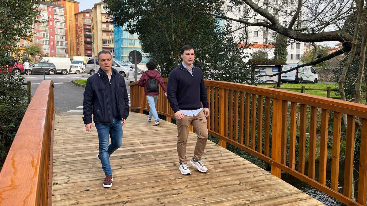 Iván Fernández y Jorge Suárez, en el nuevo puente de La Serrería.