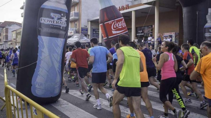 Un momento de la salida de la carrera en la categoría de adultos.