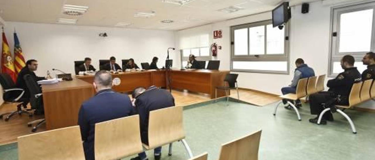 Los acusados durante la celebración del juicio en la Audiencia el pasado 17 de marzo.