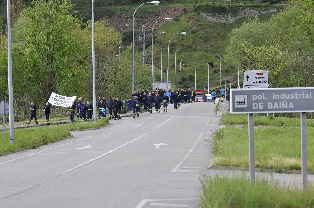 Los trabajadores de Thyssenkrupp en Mieres cortan la carretera