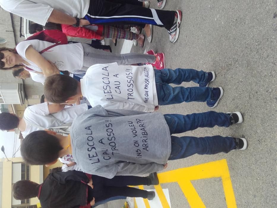 Protesta por el mal estado del colegio de la Font d'en Carròs