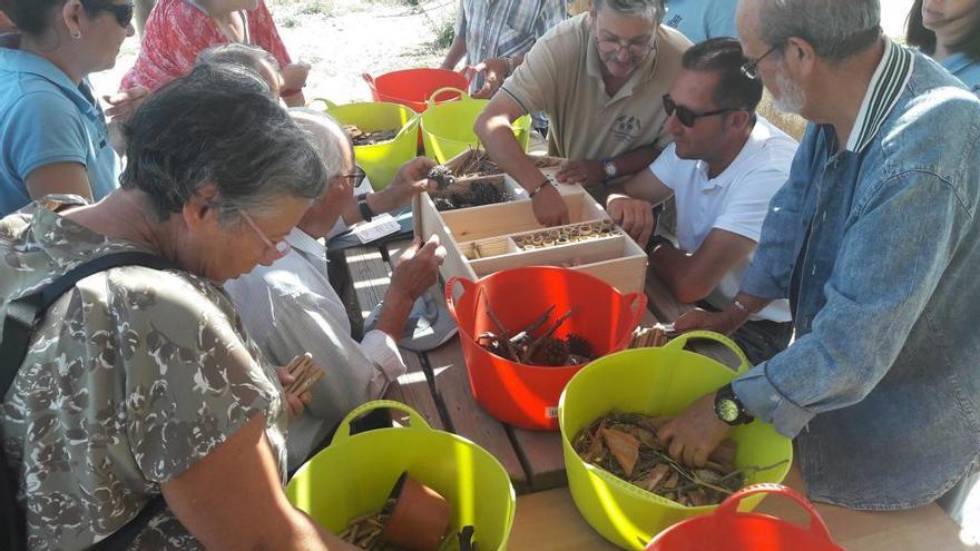 Los usuarios de los Huertos Sociales participan en un taller medioambiental