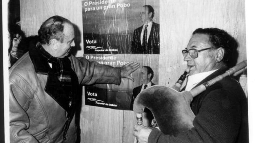 Pegada de carteles en la primera campaña electoral gallega.