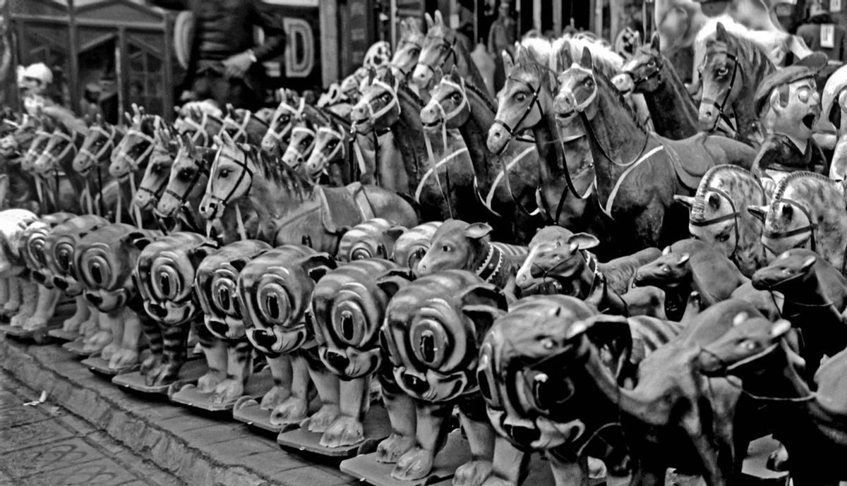 El fotògraf capta una estesa de joguines davant uns grans magatzems. | GABRIEL CASAS I GALOBARDES