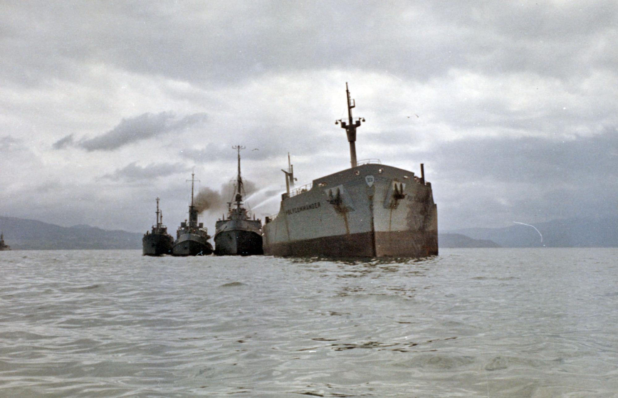 El Polycommander encalló cerca de las Islas Cíes cuando abandonaba la ría de Vigo vertiendo 15000 toneladas de crudo.jpg