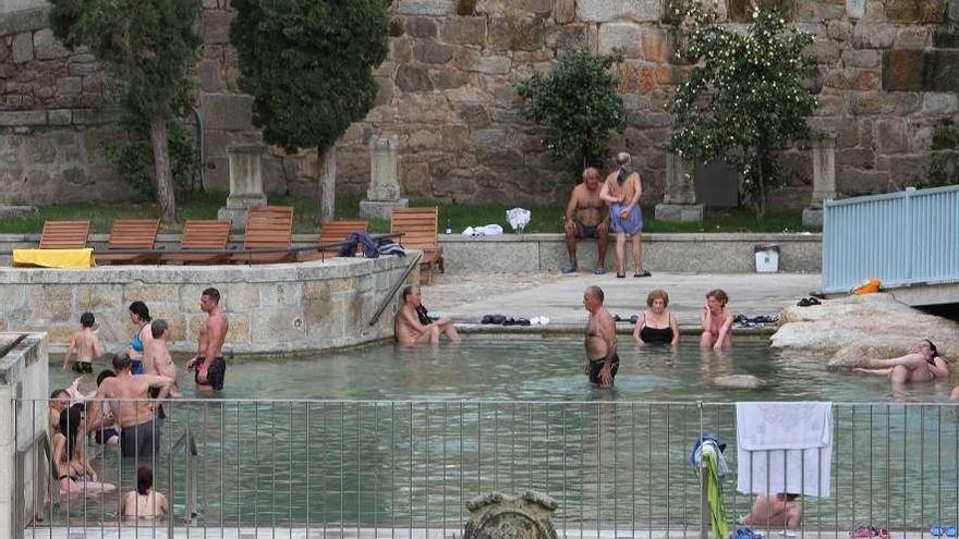 Piscina de As Burgas, en el centro de la ciudad.  // Iñaki Osorio