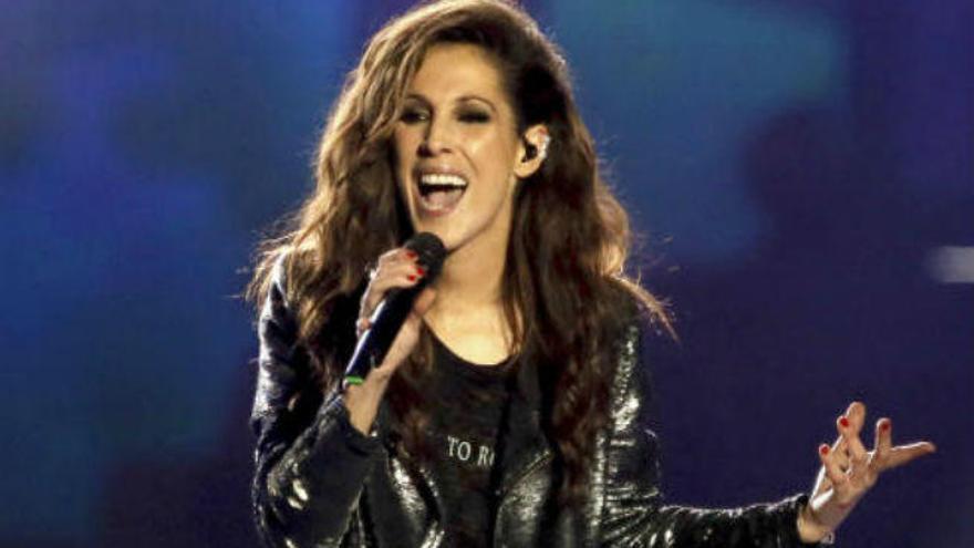 Malú &#039;a pleno pulmón&#039; en la plaza de toros de Benidorm