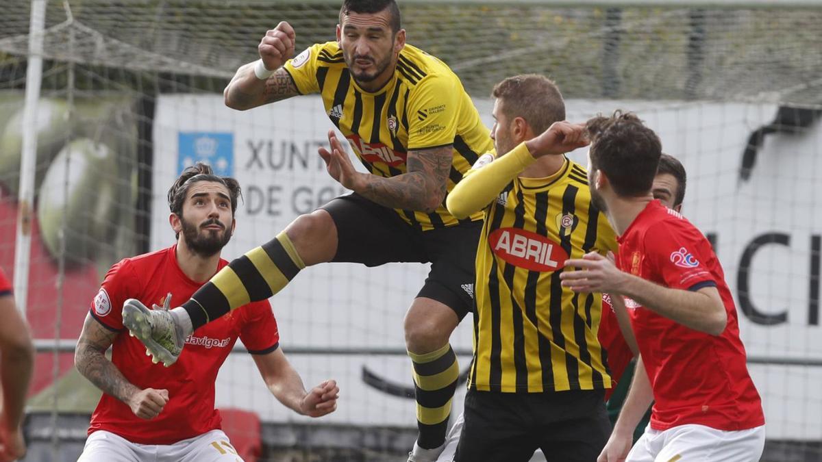 Cellerino, del Rápido, despeja el balón ante el redondelano Suárez, en el partido de ayer. |  // RICARDO GROBAS