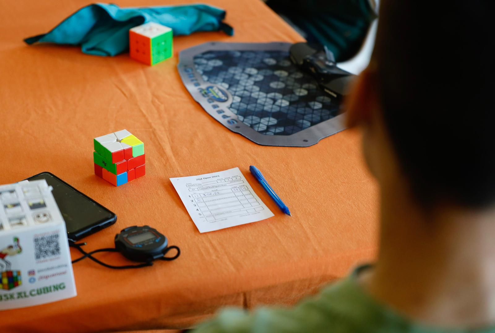 Zaragoza busca a su maestro en la competición de resolver cubos de Rubik