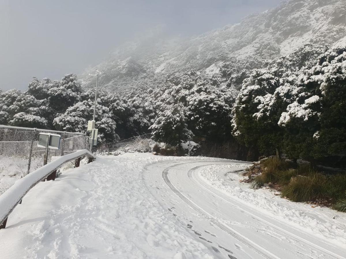 La nieve cubre la sierra de Baleares.