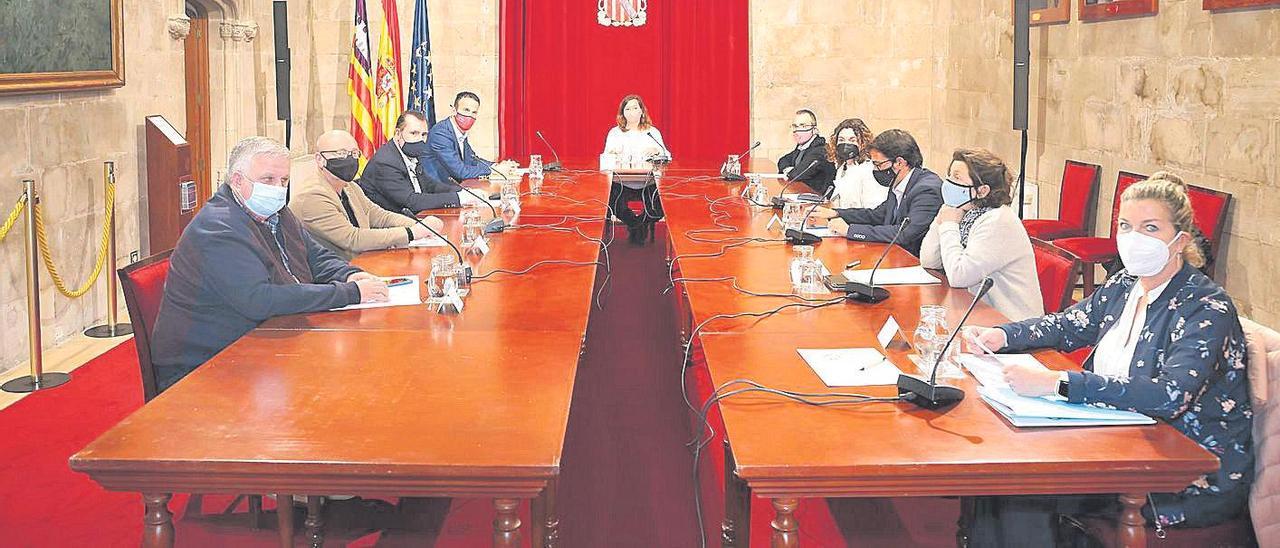 Reunión de la Mesa de Diálogo Social en el Consolat de Mar.