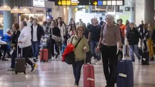 El récord de pasajeros desboca las 'costuras' de Manises a la espera de la ampliación