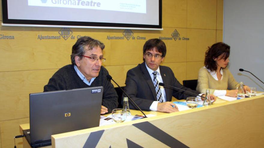 (D&#039;esquerra a dreta) El director del Teatre Municipal, Jep Sánchez; l&#039;alcalde de Girona, Carles Puigdemont, i la responsable de l&#039;Aula d¡Humanitats del Centre Cultural La Mercè, Glòria Granell, durant la presentació de la nova programació.