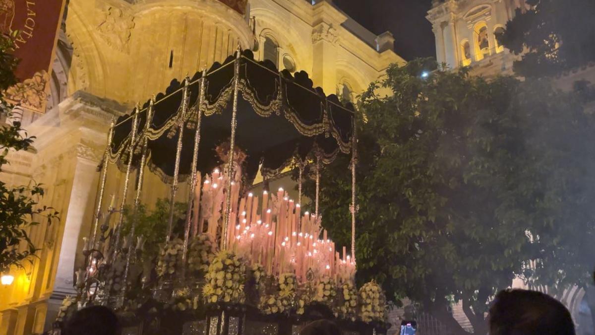 La Virgen de Dolores y Esperanza abandona el Patio de los Naranjos