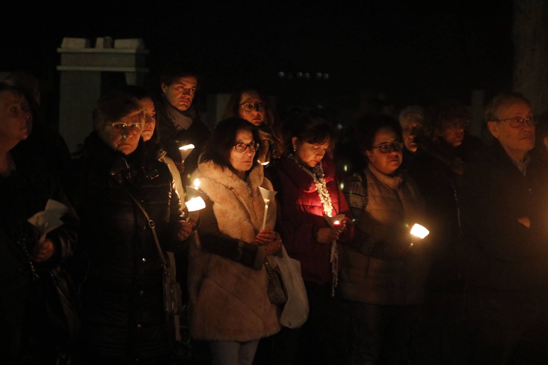 La procesión de las ánimas recorre el cementerio de San Atilano de Zamora con motivo de la noche de Difuntos y con la única iluminación de velas o faroles