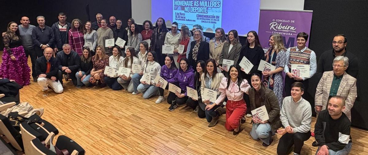 Acto institucional e homenaxe ás deportistas en Ribeira.