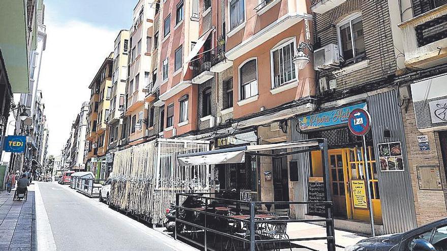 La calle mayor, con sus estrechas aceras.