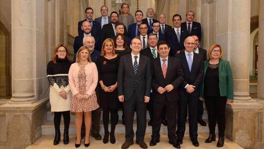 Foto &quot;de familia&quot; de la reunión de la Comisión de Diputaciones Provinciales, Cabildos y Consejos Insulares de la FEMP. // Gustavo Santos