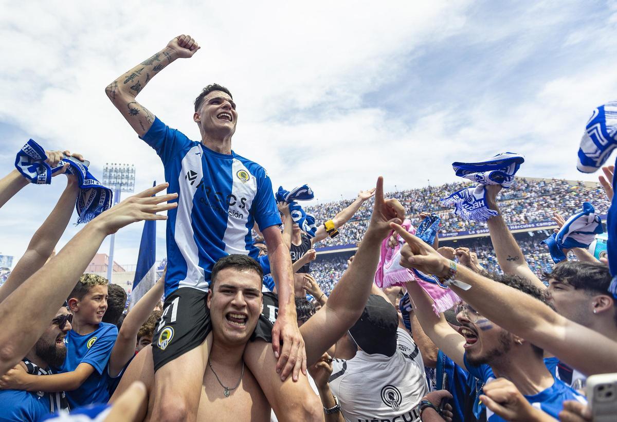 Retu celebra, a los hombros, el ascenso a Primera Federación.
