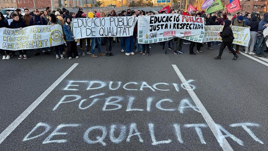 Docentes en huelga cortan varias carreteras y accesos a Barcelona