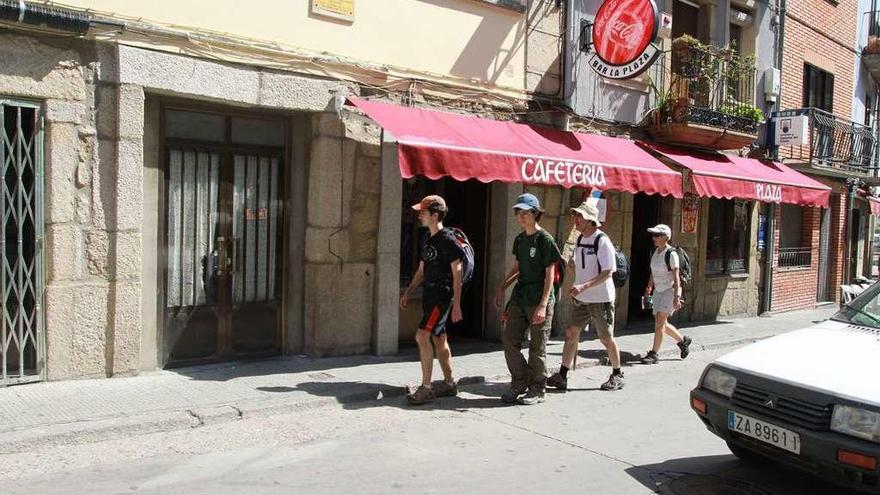 Un grupo de jóvenes pasea por el centro de Fermoselle.