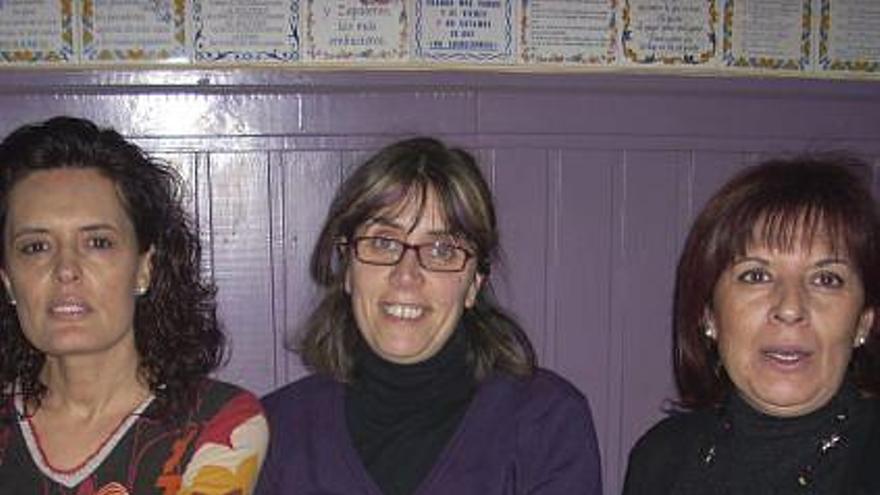 La presidenta Elena Ramos, a la derecha, junto a dos socias de «La Fuentica».