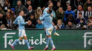 Foden acude al festejo de Bernardo Silva y Kyle Walker en el 0-1 del City.