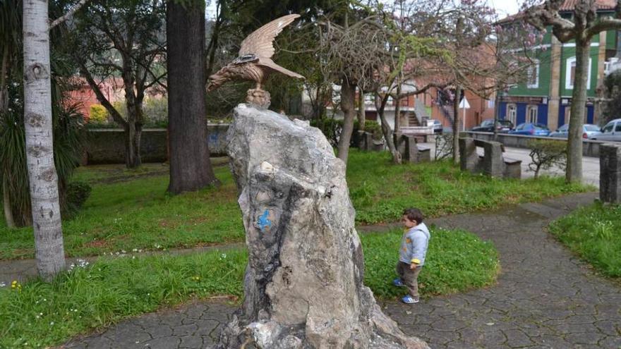 El águila, con el ala izquierda rota, en el parque de Colunga.