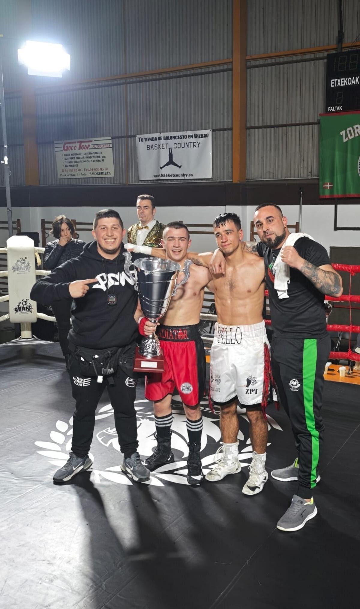 Iñarrea y Pello, con sus entrenadores.