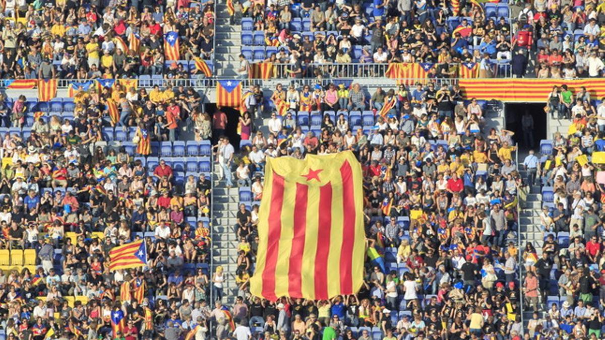 Una 'estelada' en el Camp Nou durante el &quot;Concert per la Llibertat&quot;.