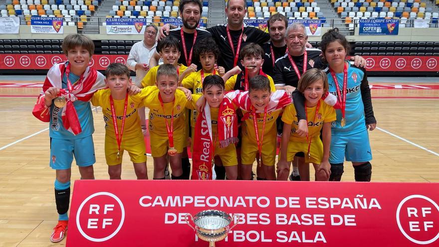 Pizza, seis horas de celebración por carretera y un mensaje: &quot;El talento de la cantera del Sporting está ahí, año a año&quot;