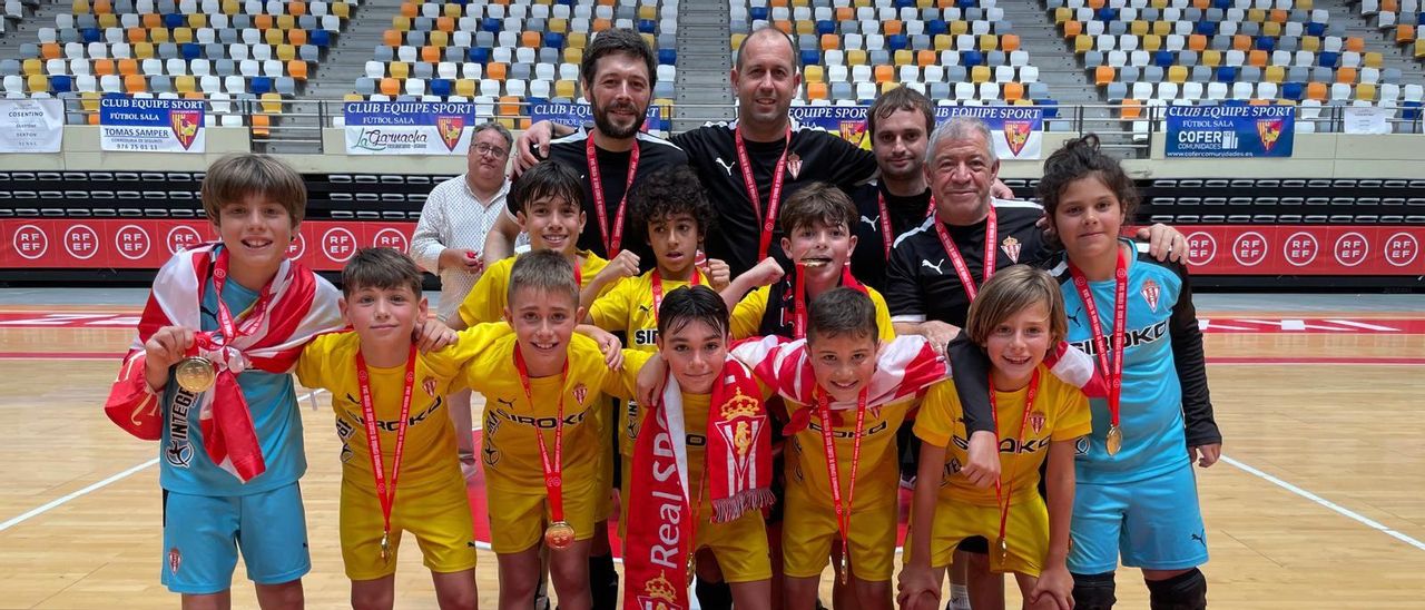 La plantilla del Sporting benjamín.