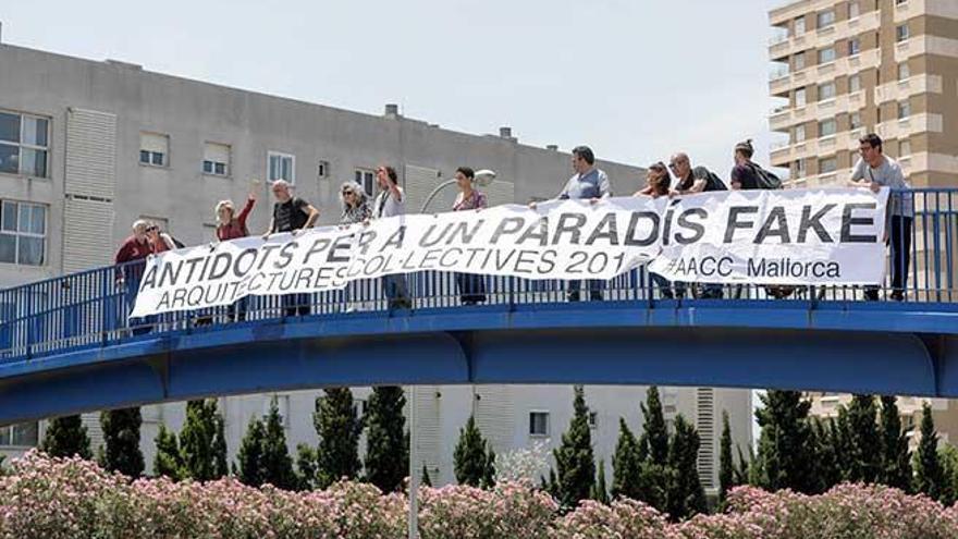 Los impulsores de las jornadas, en el puente que une el Molinar con la Soledat y Nou Llevant.