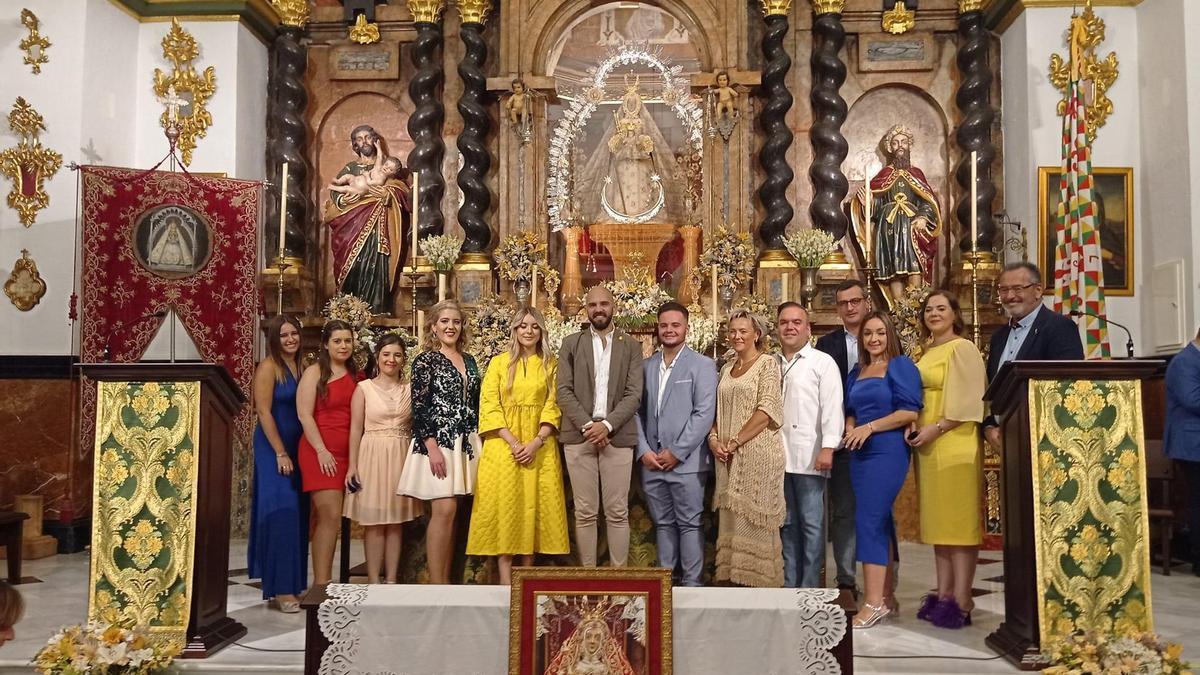 La corte de honor de las fiestas, ante la Virgen de la Sierra en su santuario.