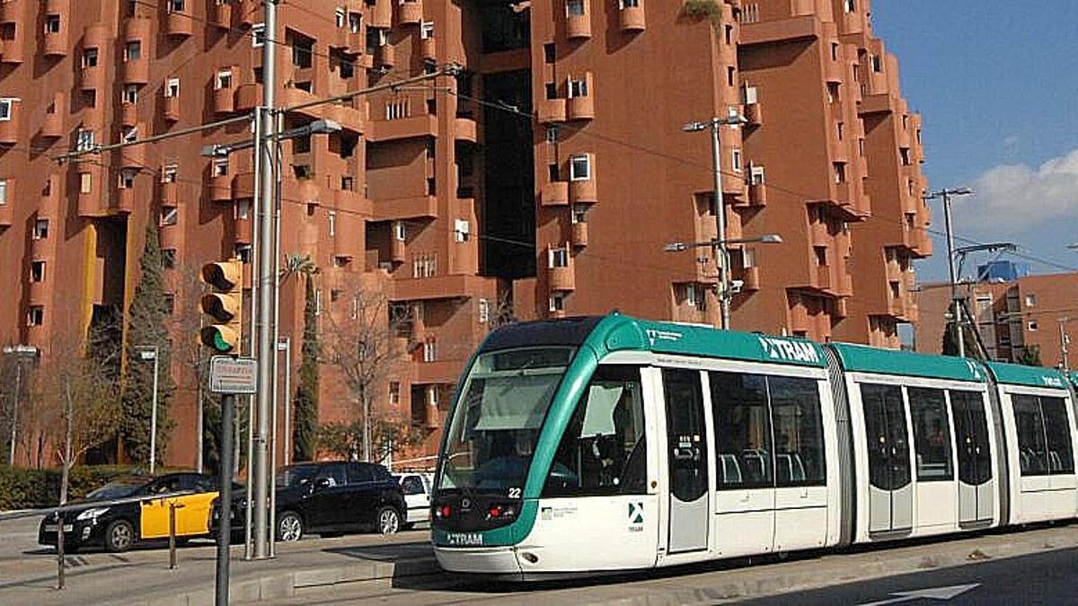 Tramvia al costat de l'edifici Walden 7 de Sant Just Desvern