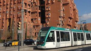 Tranvía junto al edificio Walden 7 de Sant Just Desvern