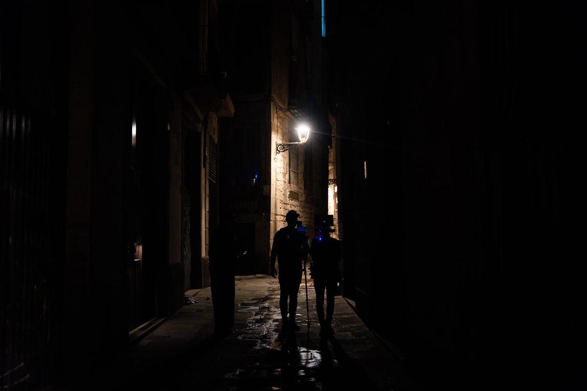 Ruta paranormal por los barrios de Ciutat Vella junto a los investigadores paranormales Caga2dos, Toni y David. AUTOR: Marc Asensio. Barcelona. 11/05/2026. OnBarcelona. Barcelona, Catalunya, España, fantasmas, cazafantasmas, Caga2dos, Gótico, Raval, Born, barrio, Ciutat Vella, investigación, espíritus, fantasmas, ruta paranormal