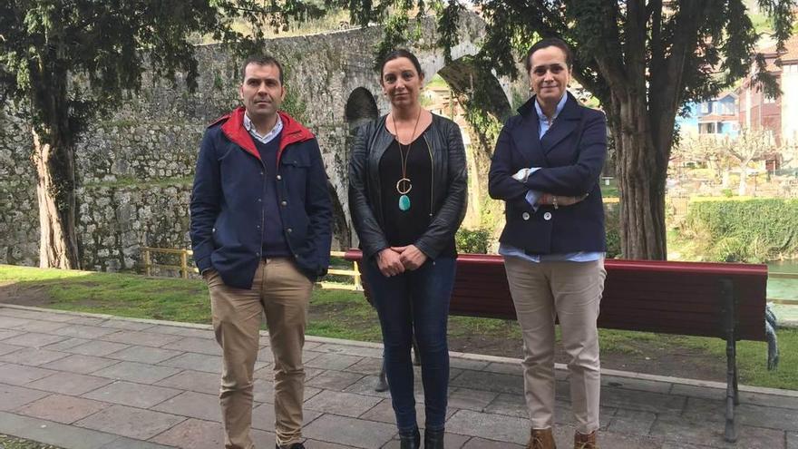 José Manuel González, la diputada del PP Marifé Gómez y la concejala de Turismo, Salomé García, ayer, junto al puente &quot;romano&quot; de Cangas de Onís.