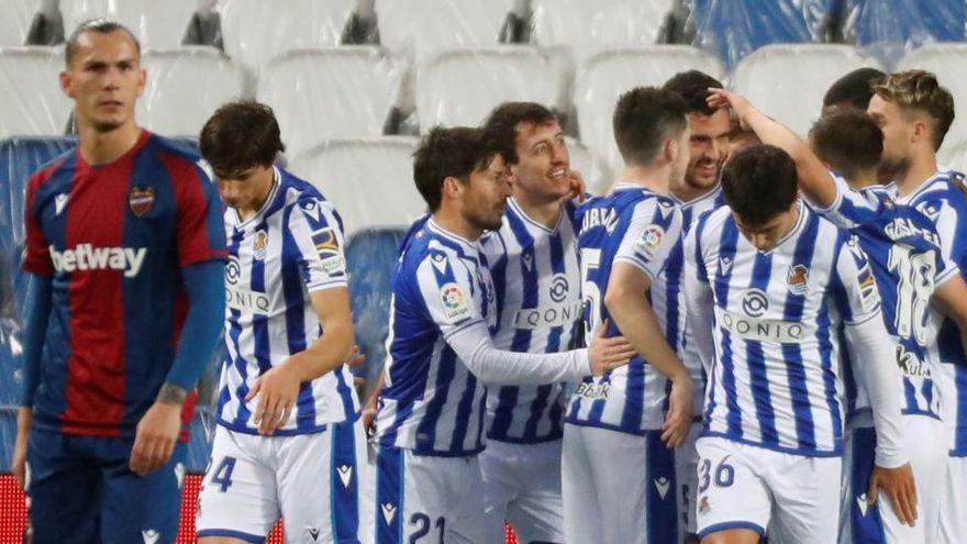 Los jugadores de la Real Sociedad celebran ante el Levante.