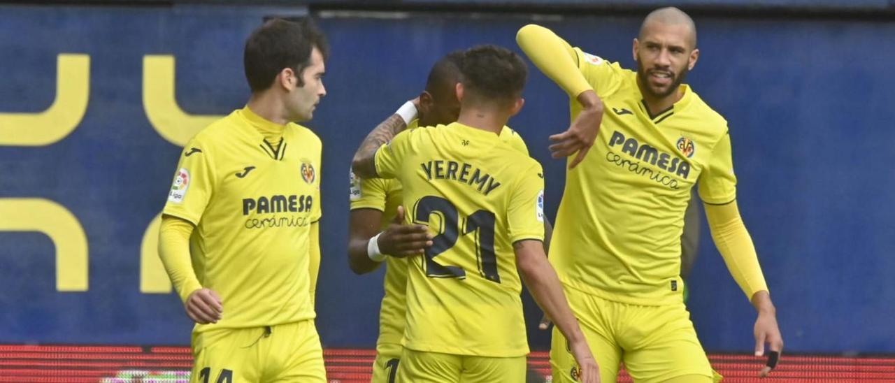 Los futbolistas del Villarreal abrazan a Yeremy tras uno de sus cuatro goles ante el Espanyol.