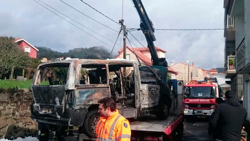 Estado en el que quedó la furgoneta incendiada. // G. Núñez