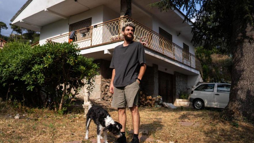 Clara Sau posa als carrers de Caldes de Montbui, la seva nova ciutat. | ZOWY VOETEN / FERRAN NADEU