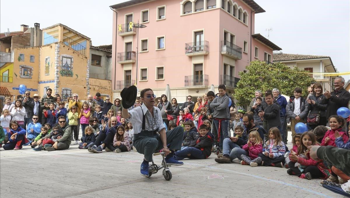 El Professor Karoli haciendo las delicias de niños y adultos, en la Plaça Major.