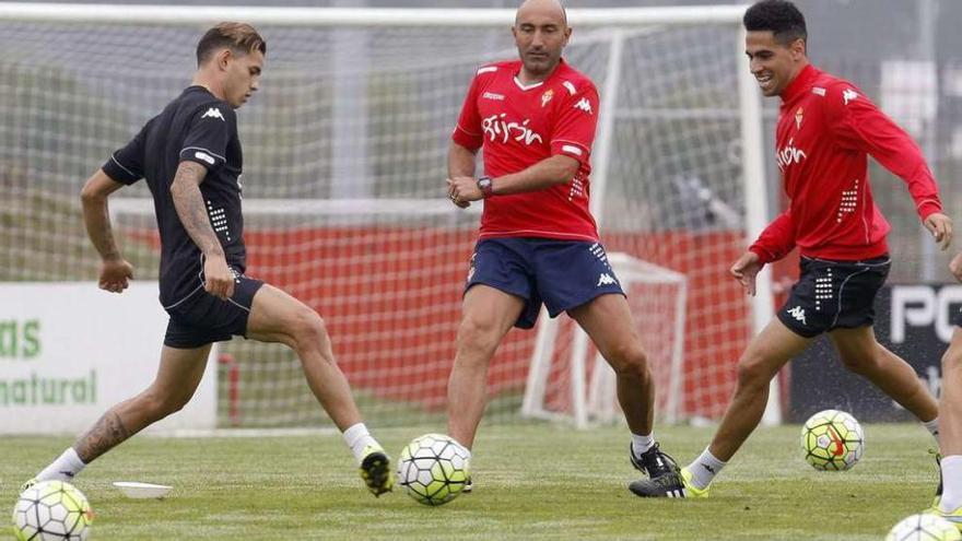 Abelardo, entre Sanabria y Mascarell en un entrenamiento.