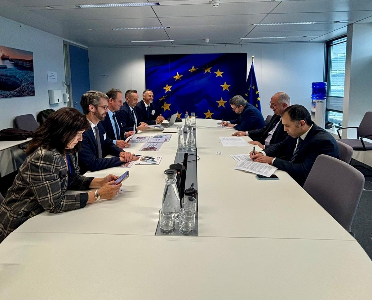 Reunión encabezada por Kadis, en el centro a la derecha, y Botana y Alonso, en el medio y a su derecha respectivamente la izquierda, a comienzos de este mes de junio en Bruselas.