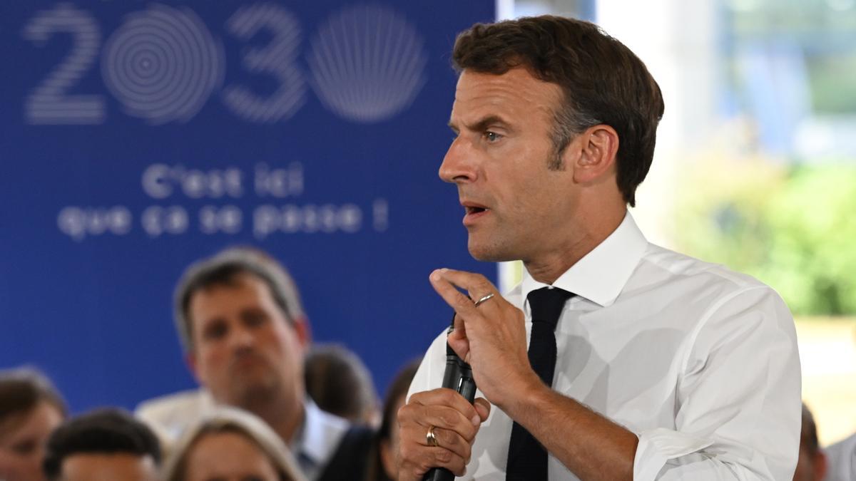 Macron defiende su trabajo como ministro de Economía ante las filtraciones sobre Uber en Francia.