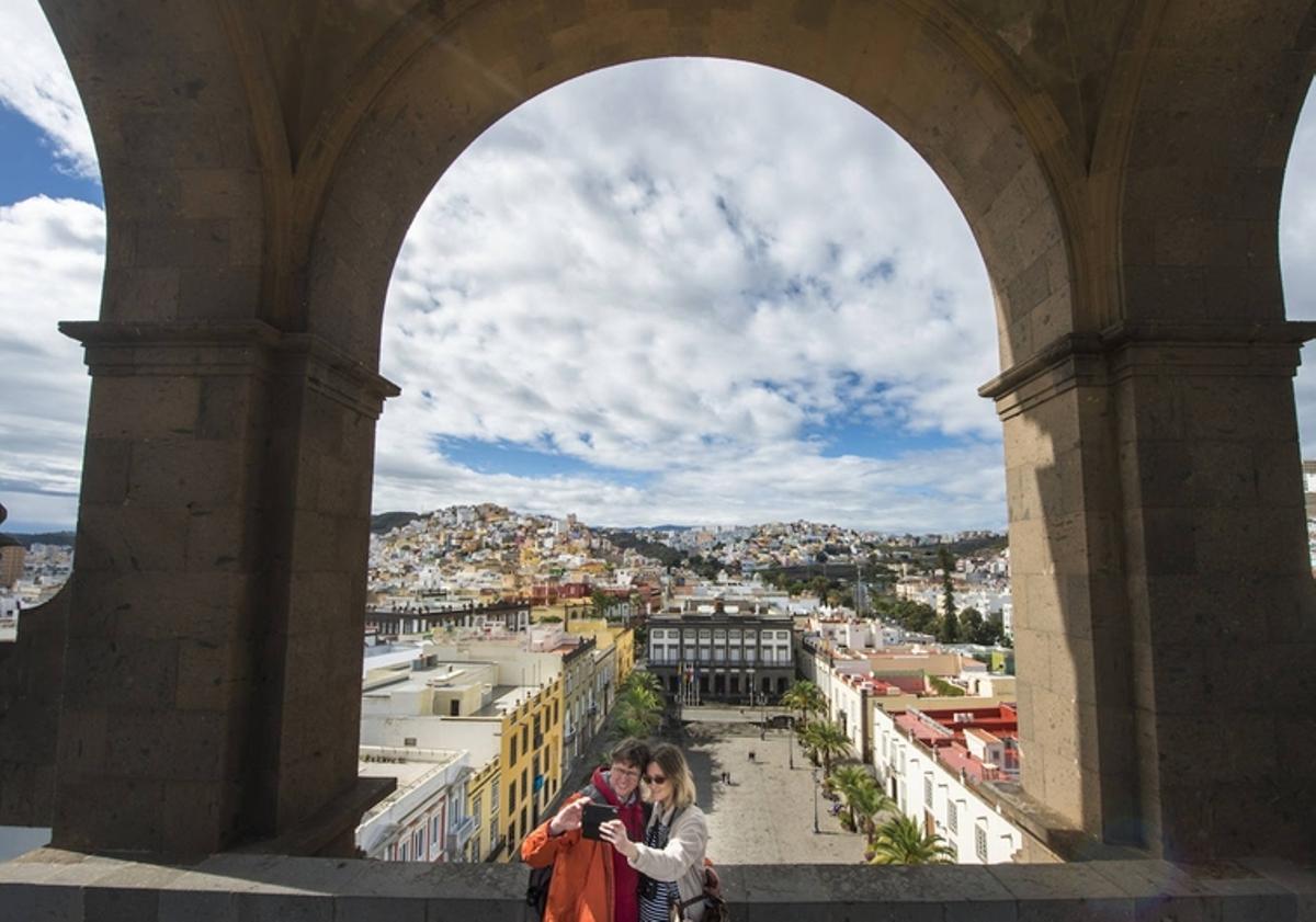 Vistas del centro de Las Palmas de Gran Canaria -comenzando por la plaza y las Casas Consistoriales