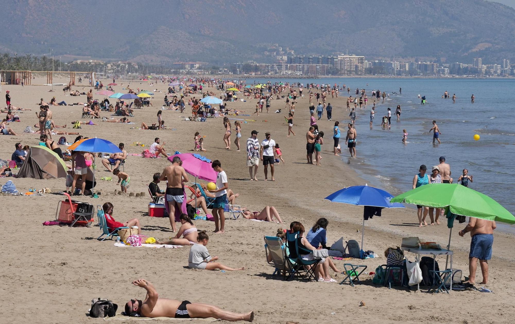 Galería de imágenes: Los castellonenses disfrutan de la playa en abril